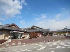 20分ほどで道の駅『赤城の恵』に到着。
広大な荻窪公園の一角にある道の駅で、写真の左から道路情報コーナー、
農産物直売所（スタンプ設置＆記念きっぷ販売場所）、んで一番右奥に
見えるのは日帰り温泉施設の『あいのやまの湯』。朝から多くのお客さん
で賑わってます。
