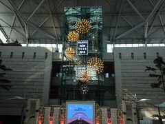 13:50発の直通便で45分ほどで仁川空港に到着。空港もお正月の飾りつけがされてます。