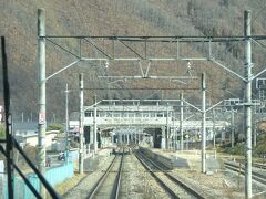 明科駅。軽快に通過。