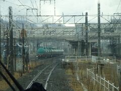 篠ノ井駅。
姨捨駅からたった２駅進んだだけで、まったく雪がなくなった。