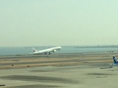 羽田空港スカイデッキから飛び立つ飛行機を見送る。
