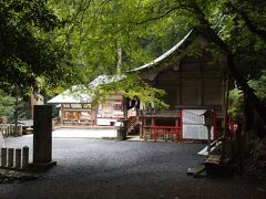 地蔵堂の横は由岐神社。
上から参拝なので本殿脇から入ることになりました。
ケーブルカーを使うと、ここは通過してしまうので、帰りは必然的に徒歩になりました。