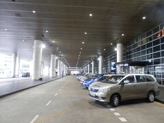 寝てたらクアラルンプールに到着しました。無料のシャトルバスでターミナル２へ移動します。