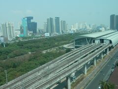 部屋からの眺望です。
エアポートリンクとマッカサン駅が丸見えです。