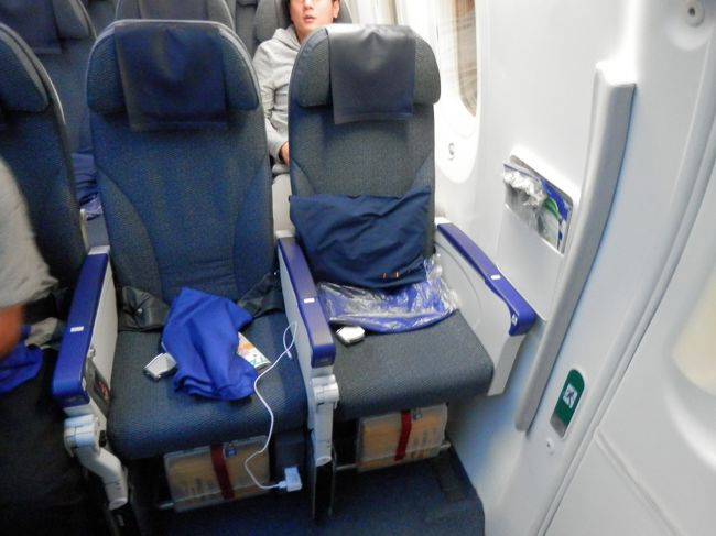 シートは真ん中ですが非常口ゲッツ！足元が広くて良いのですが物入が無いので不便だと最近思い始めました。今日も満席です。最近深夜便人気じゃないでしょうか？<br />