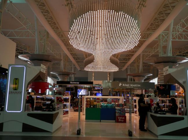 新しいターミナルビルになって免税店やレストランも立派です。