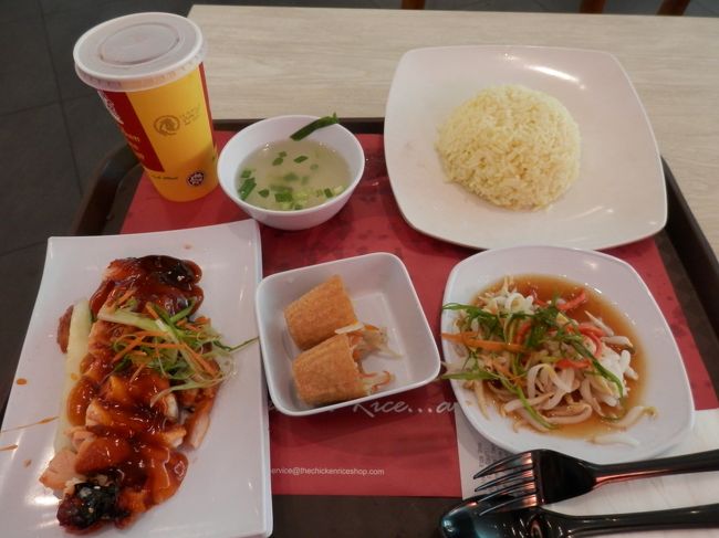 朝からがっつりとチキンライスセット、日本のランチセットの様にお盆に色々乗ってます。