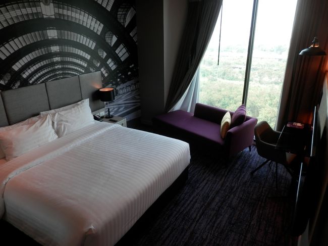 部屋からも眺めも良いです。<br />エアポートリンクが良く見えるし部屋の壁はヨーロッパの駅の絵が描かれてます。<br />鉄ちゃん向きのホテル。