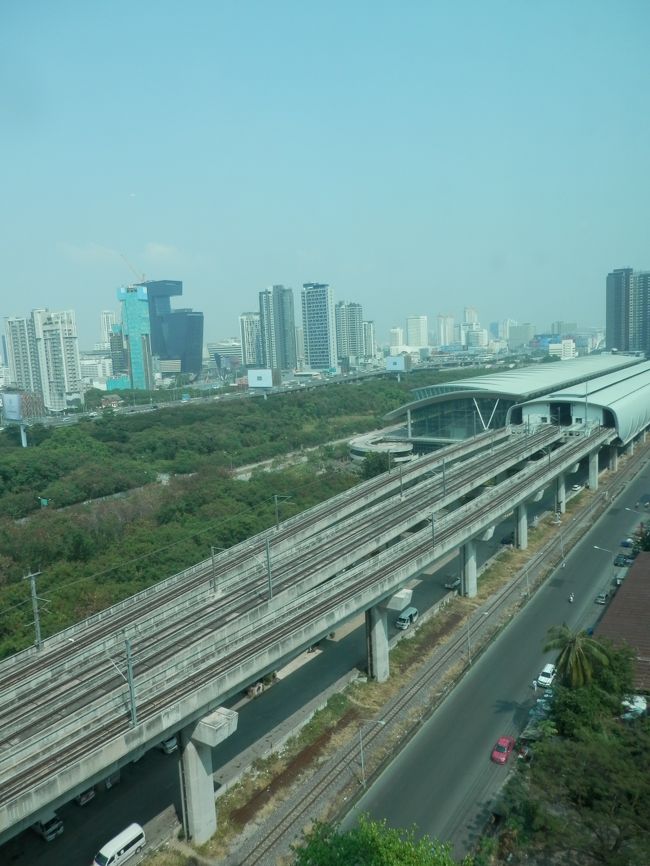 部屋からの眺望です。<br />エアポートリンクとマッカサン駅が丸見えです。