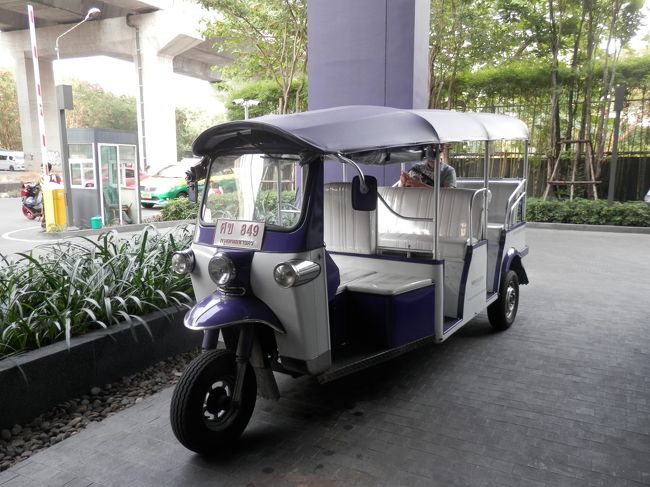 ホテルのトクトクでマッカサン駅までなら無料で送迎してくれます。勿論運転手さんにチップをお願いします。ペコリ！