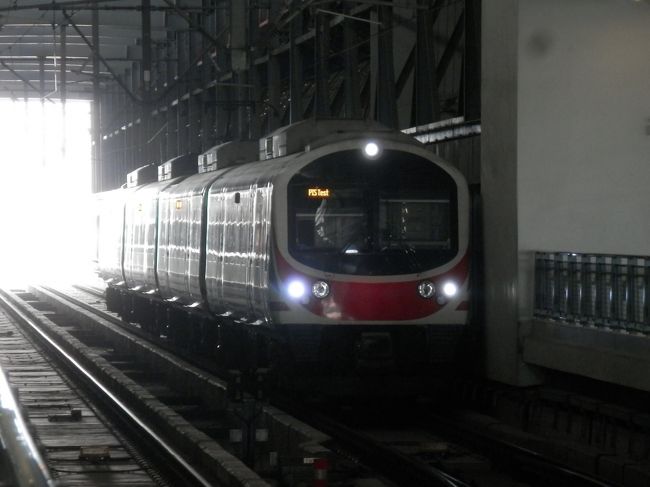 エアポートリンクの赤い車両は特急だったのですが乗る人が少なく廃止になり今は全部各駅になりました。赤い車両はシートを付け替えて各駅として走ってますが車体の横には今でも”EXPRESS”と書かれたままです。