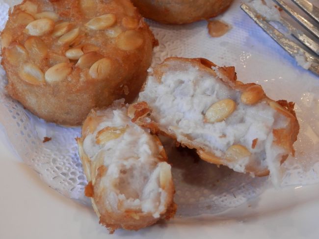 タロイモを裏ごしして松の実と混ぜて揚げたものです。揚げたてはホクホクで甘さ控えめで美味しかった。