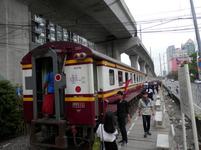 駅も列車も日本ではちょっと見れない風景が見る事が出来鉄ちゃん向きです。<br />窓から赤い旗を出す事なんて今の日本では中々見れないんじゃないかと、ホームも100%オープンで屋根なし。