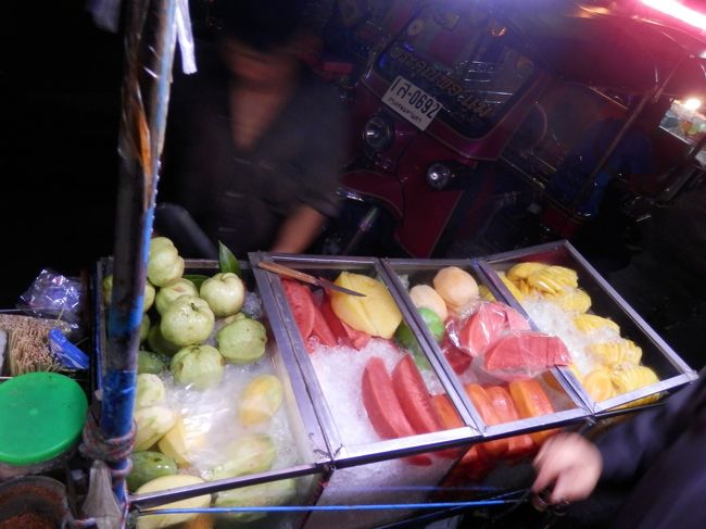 ホテルの近くでフルーツを買って帰ります。<br />