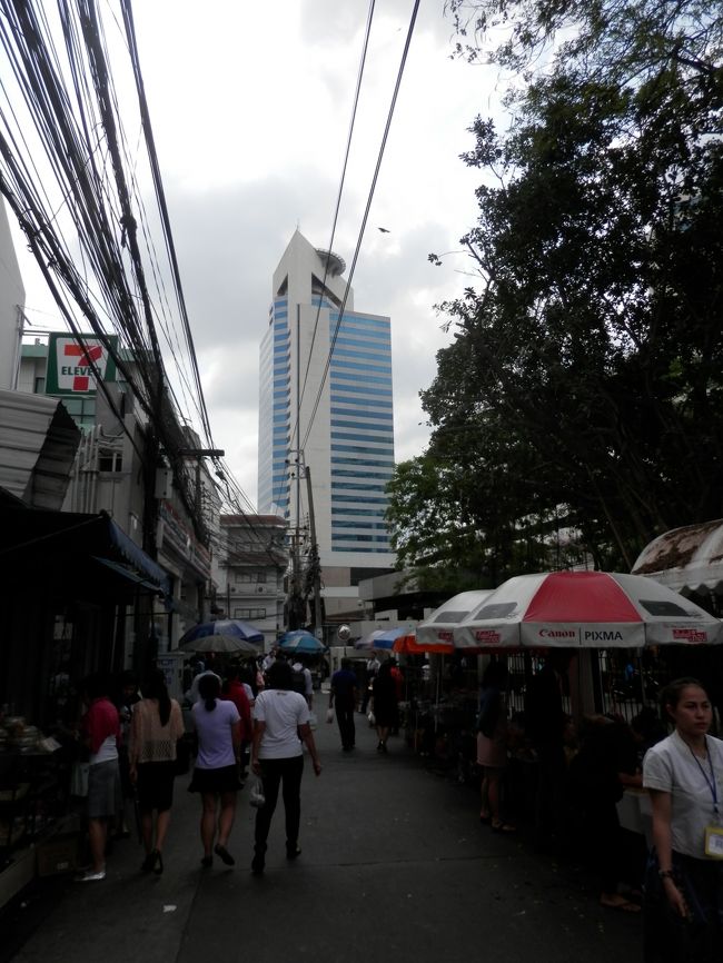 タイ航空本社近辺は昼ご飯を食べに来たタイ航空社員でいっぱいでした。
