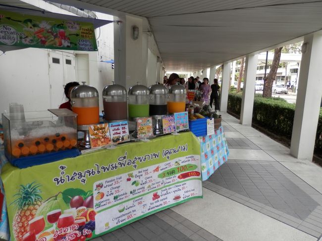 丁度お昼時だったので敷地内の通路にはお昼ご飯を売る屋台が沢山でていました。航空会社とは言え何となくタイぽい。