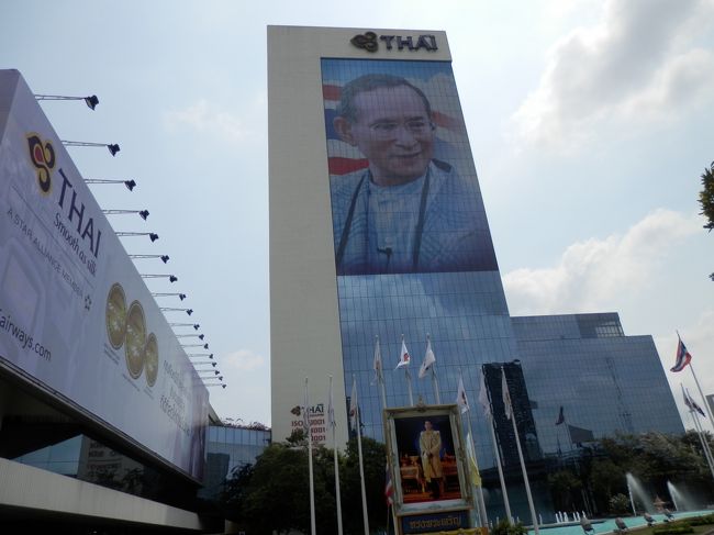 本社ビルの壁には昨年亡くなられた国王様の写真が映し出されていました。