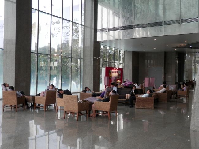 昼休み時間だからなのか、一番立派なビルの1階にあるソファーはダメ社員達に占有され昼寝してました。普通本社の顔とも言うべき受付にあるソファーは社員は座らないけどね。タイポイ(^^;)