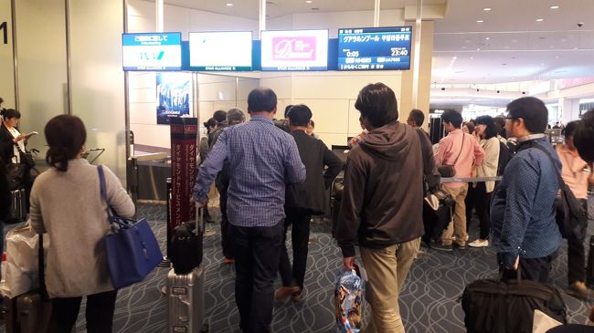 最近はANAの優先搭乗は凄い列で全然優先じゃない。<br />優先搭乗するメリットはエコノミークラスで荷物が大きい時と機内で写真を撮りたいときですね。