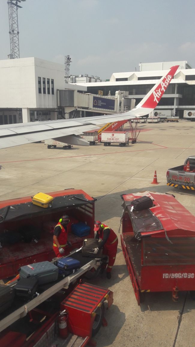 あっと言う間にドンムアン空港に到着です。<br />荷物はタフなお兄さんたちがマンパワーで取り出します。ご苦労様です。