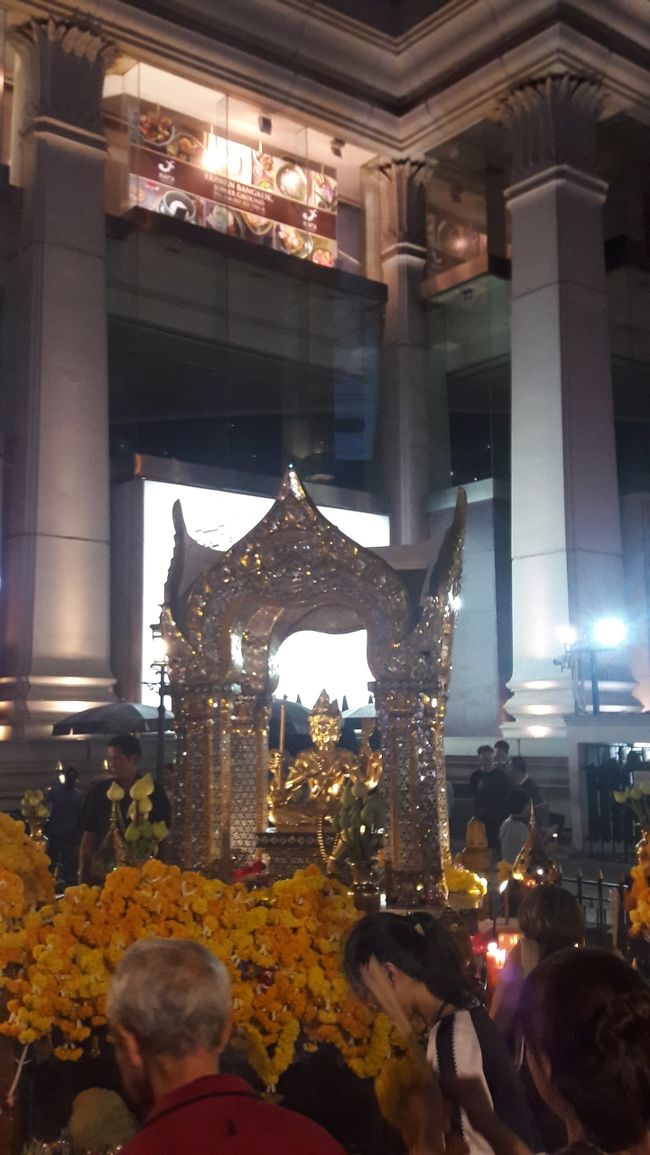 これは別の日の夜<br />タクシーでサイアムスクエアーまで移動して以前爆弾事件があった祠で平和祈願をします。