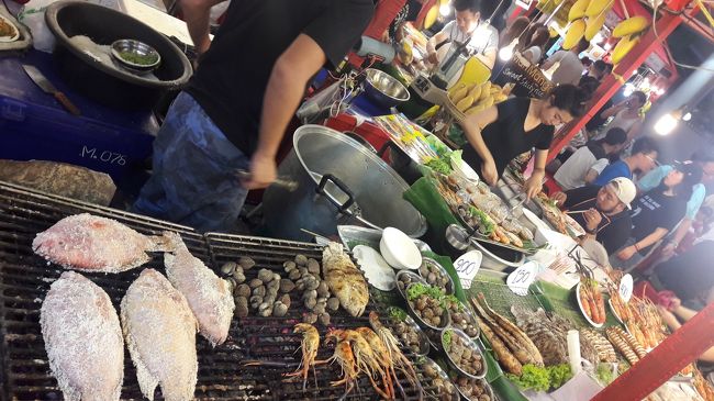 MBKの玄関の前には屋台街ができてました。<br />