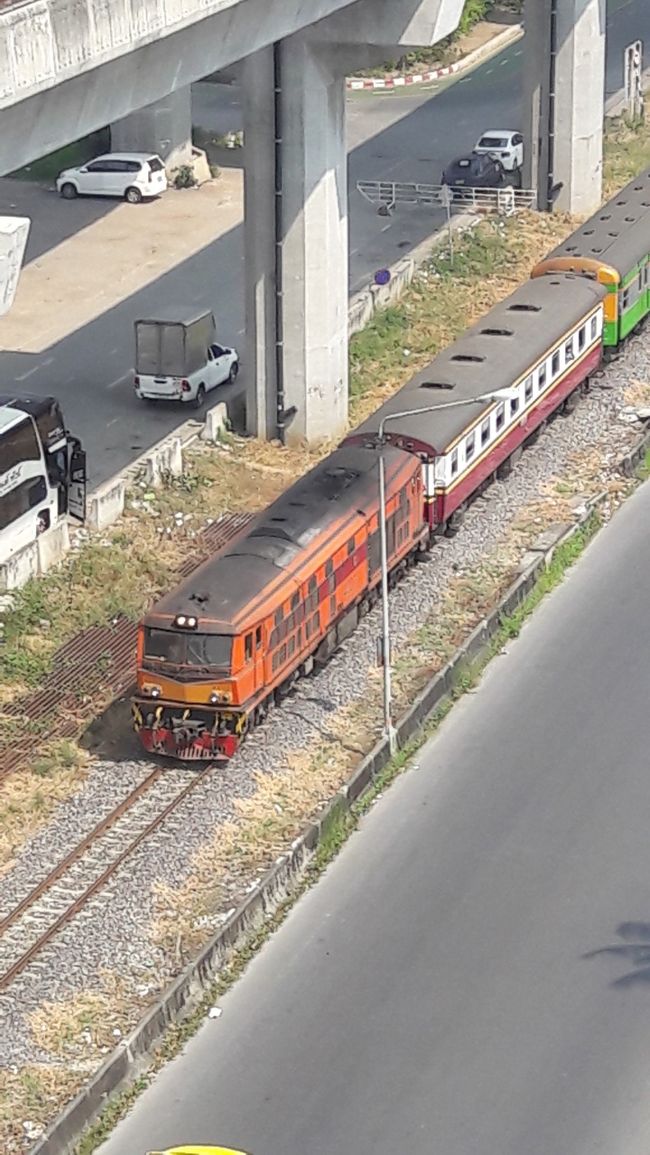 これがレトロな在来線ですが本数が少なく観光客には使いづらいです。