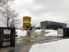 バスロータリーから一度駅の中を通過して東口へ。
今回の旅の目的その2のこまつの杜にやって来ました。
駅から歩いて30秒、目の前です。