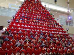 駅前の「エルミこうのすショッピングモール」
市内に何か所かある「鴻巣びっくりひな祭り2018」の会場のうちこちらがメイン会場。
ピラミッドひな壇には1,831体、ステージ上の飾り492体、全会場では約1万体のひな人形が飾られている。