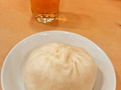 それからお土産で行列の「551蓬莱」の飲茶カフェがあって「肉まん1個からどうぞ」と書かれていましたので、お言葉に甘えて無料のお茶とともにパクッ。

肉まん（1個）170円
なんだか、とっても元気になりました！

予約時は、チケットなどお金を掛けすぎかな…と思いましたが、今回の計画で大成功。
インフルでなくても、大人になると無理は利きませんからね（ゝω・）