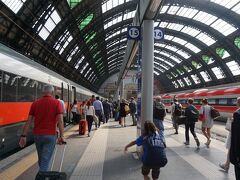 ミラノ中央駅
左が乗ってきたフレッチャ・ロッサ。