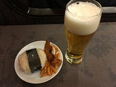 伊丹空港からはＪＡＬなので、ＪＡＬラウンジでおにぎりやビールをいただきます