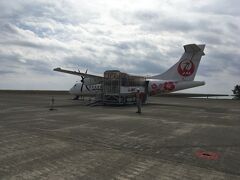 奄美空港に到着♪
乗継時間1時間近くあるので、いったん出て、空港内を散策します
このときは、帰りの乗継時間のための情報収集などと思っていましたが、もうここに来なくなるとわ、この時は想像だにせず(^_^;)