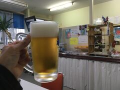 売店併設のレストランでビールと