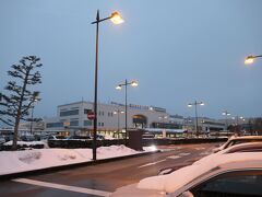 23日
6:30  富山空港に到着。

本日は月に一回の定例の東京出張です。
昨日何の準備もせずに寝てしまったので、今朝は大慌てでした。いつもより大幅に遅れての到着です。