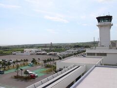 新石垣空港展望デッキ。
展望デッキからは白保の海岸線と滑走路越しにカーラ岳が見える。
