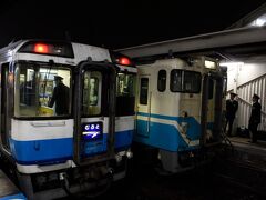 牟岐駅から約70km 1時間10分ほど
すっかり夜の風景となった徳島駅に到着
向かい側ホームには、鳴門線用のキハ40系