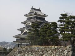 松本城・・・こじんまりした黒基調にした国宝松本城

約30mある5層6階の天守を中心に、5つの建物から構成されている、中に入ってびっくりなお城