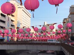 ４時も回ったのでそろそろ街に繰り出します。

ホテルを出るとすぐ新地中華街です。

前回の旅ではJR長崎駅が賑やかだしアクセスもいいと思って宿をとりましたが、今回はランタンフェスティバルがこの辺りを中心に開催されているのでこちらに宿をとりました。

ピンクのランタンがお出迎え。
ピンクというより繁栄を表す桃色と表現した方がいいでしょう。