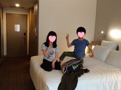 初日のバンコクは、ノボテルバンコク オン サイアムスクエア に宿泊。ダブルベッド一つだったので、家族４人だとちょっと狭かった。
サイアム駅に近いので、チェックイン後、サイアムパラゴン内の宝石店にて
まずは両替。
その後、目的地の一つ、マンゴタンゴに向かいました。