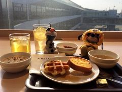 平成３０年２月１８日（日）、午前９時。私の今年の旅は成田空港第１ターミナルにあるデルタスカイクラブでガッツリ朝食からスタート。

天気は良いけどまだ寒さが身に凍みる２月の日本ですが、これから行くところは年間平均気温２７℃という常夏の国！

今は良いけど現地着いたら暑そうなものを身に纏った寒がりのミッキーに、夏が好きでワクワクしているけど溶けて人参とサングラスだけになってしまわないか心配なオラフ。

今回の旅も、そんないつもの彼らと一緒です(^_^)
