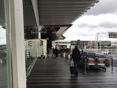 ローマ空港に着いたら、
とりあえずホテルへ荷物を置きに行きます。

空港内を巡回してるバスでホテルへ。