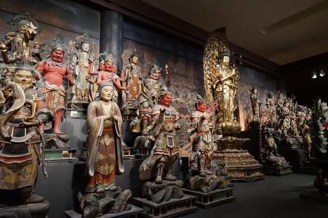 観音堂の仏像は江戸初期のもので、この後に展示されている天平、平安、鎌倉時代の国宝級のものと比較するとそれぞれは小さく見劣りしますが、彩色の仏像33体が並ぶ姿は圧巻です。