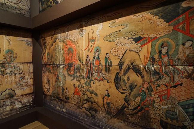 壁画は、本尊である千手観音菩薩像にあわせ、観音菩薩の様々な姿や、その救いのありようが表されています。こちらは東面、大自在天身、天大将軍身などがみえます。