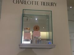 利用した宿プリヴェのオーナーさんに情報を頂いて来店。
日本未上陸コスメ、イギリスブランドのCharlotte Tilbury シャーロットティルブリー。
マンハッタンには2店舗あります。
こちらはバーグドルフグッドマンの店舗。
こちらの店舗でフルメイクをしてもらい質感と色味の確認をし、Magic cream(下地)とファンデーションのサンプルを頂きました。
フルメイクがラテン系の濃い目メイク。
プリヴェに戻る途中でセフォラに寄り道し化粧直ししました。