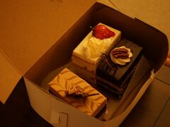 こちらはBreka Bakery & Cafe という地元でも人気のあるケーキ屋さんです。
ケーキ屋にしては珍しい24時間営業のようで、夜8時ごろに行きましたが、店内にある30席ほどのイートインスペースは満席でした。

外国のケーキはあまり好きではないのですが、個々のケーキは本物って感じで日本人でも全く違和感のない味で、非常に美味しかったです。