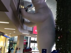 プーケット行きの飛行機は午後のため、チェックアウト後、近くのサイアムスクエアを散策。
サイアムスクエアワン にふしぎな巨大なシロクマ？が居ました