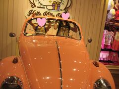 サイアムスクエアワンに、ハローキティの店がありました。
店内にワーゲンがありました。タイ限定商品があれば買おうかな、と思ったものの特に見つからずなにも買わず。