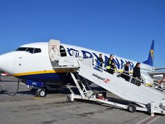 空港には搭乗橋がなく、
飛行機から直接下ります。
到着感がリアルに感じられて、
この瞬間がいいですね。