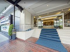 Centre Point Silom（センターポイントシーロム）

12月08日（金）　

Centre Point Silom(センターポイントシーロム)に到着後
スーツケースを預けて観光へ

